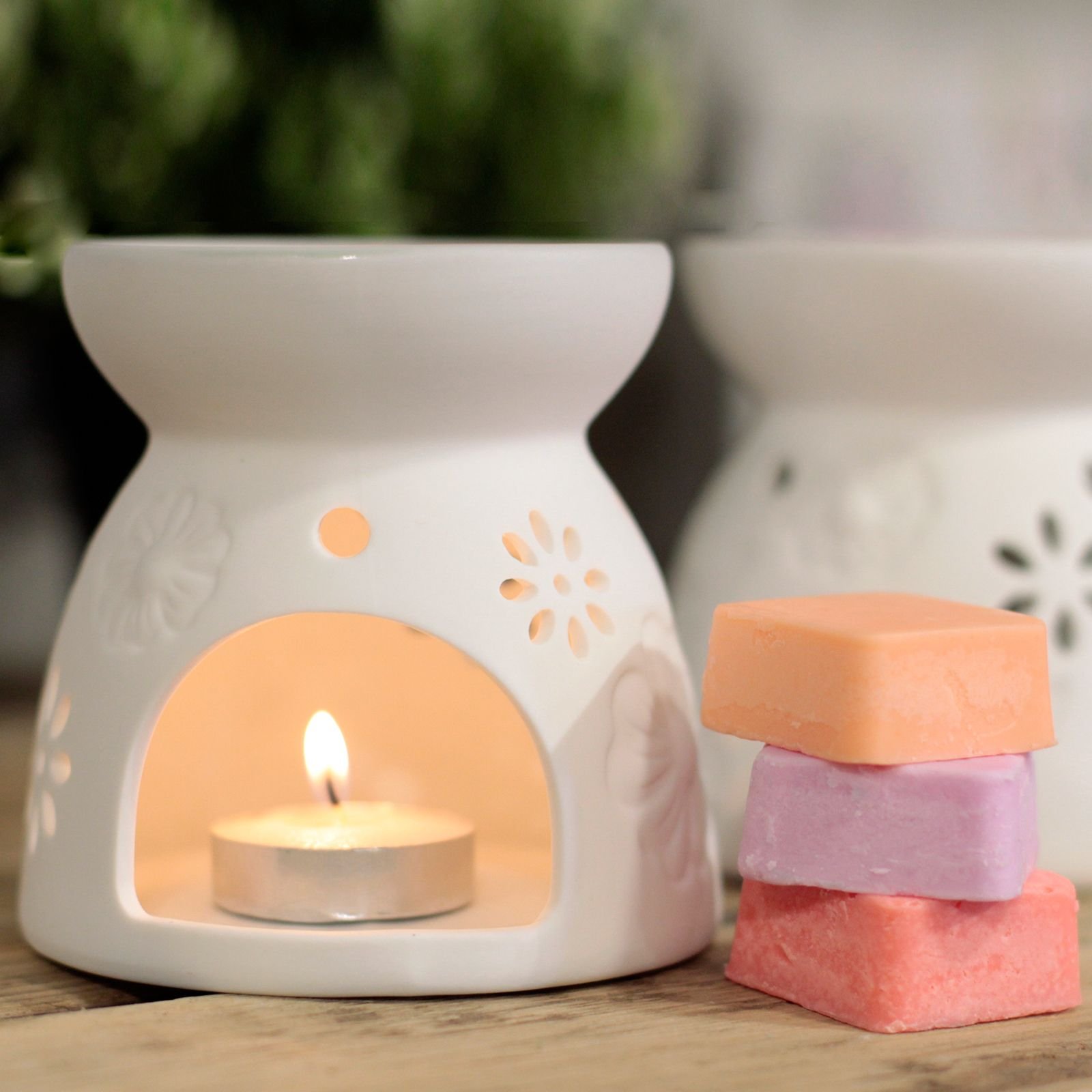 bG9jYWw6Ly9tZWRpYS85TS9KRC82MFIzMEMxSDY0VDNKRDlNLzE4NGFlMmI4LmpwZWc.jpg Floral Ceramic Wax Melter with Four Soy Wax Melts view 10