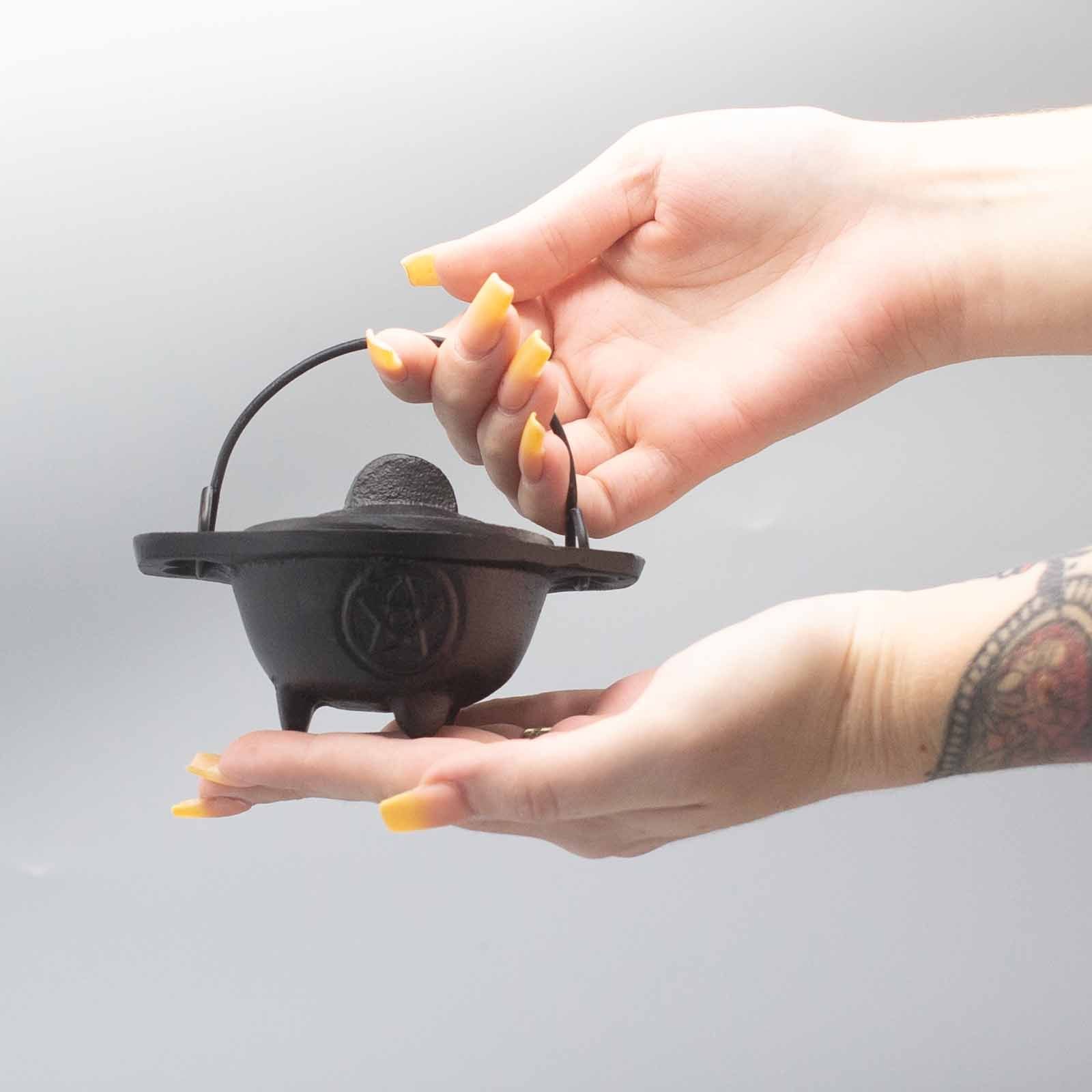 bG9jYWw6Ly9tZWRpYS8xTi9FRC82MFIzMEMxRzZSV0tFRDFOL2Q1MTBlY2RiLmpwZWc.jpg Small Cast Iron Witches Cauldron with Pentagram 5x9cm view 2