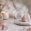 bG9jYWw6Ly9tZWRpYS8xUC9DRC82MFIzMEMxSjZDV0tDRDFQLzQ3M2JhOGZjLnBuZw.jpg Rose Quartz angel pendulum with ring frame view 3