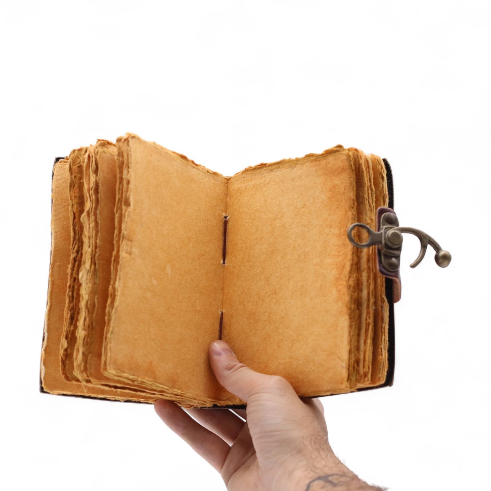 bG9jYWw6Ly9tZWRpYS8xUS9BRS82MFIzMEMxSjY0U0tBRTFRLzBmNTQ1ZGVhLmpwZw.jpg Book of Untold Stories Leather Notebook 15 x 10cm
