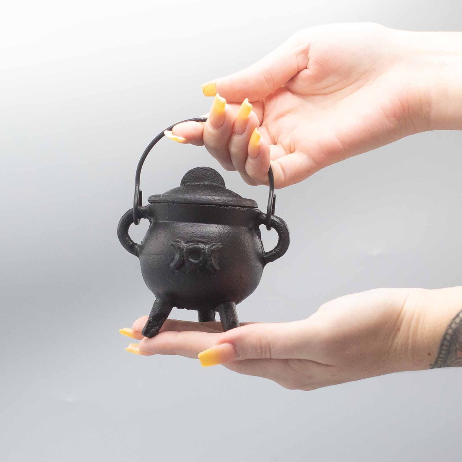 bG9jYWw6Ly9tZWRpYS8xUi9FRC82MFIzMEMxRzZSV0tFRDFSL2YyNzIyYzEyLmpwZWc.jpg Small Cast Iron Witches Cauldron with Triple Moon 6x10cm view 2