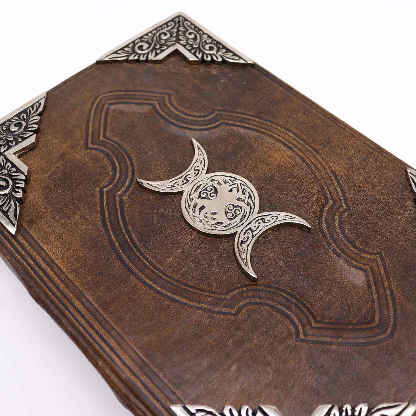 bG9jYWw6Ly9tZWRpYS9TTS8wRC82MFIzMEMxRzZXUzMwRFNNLzc4ODM5YzNjLmpwZWc.jpg Triple Moon Leather Book of Shadows, 26 x 18cm view 2