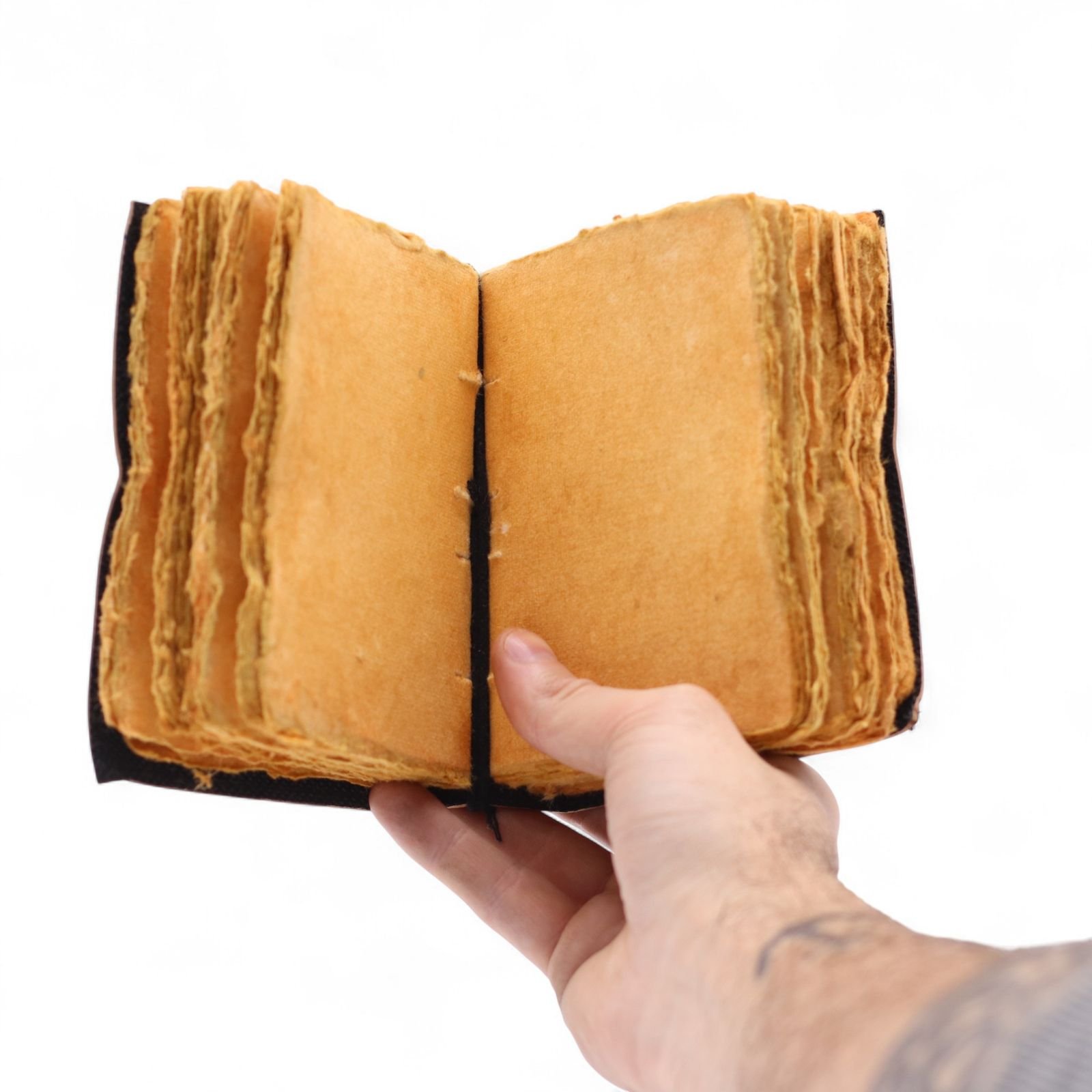 bG9jYWw6Ly9tZWRpYS9TTS9BRC82MFIzMEMxSjY0U0tBRFNNL2RkZTk2MTJlLmpwZw.jpg The Stories I Tell Myself Leather Notebook 12.7 x 8.9cm