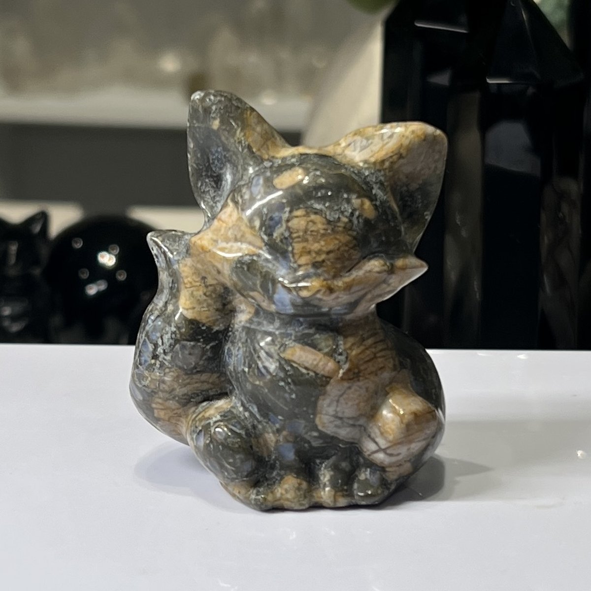 Que Sera fox carving 6cm Que Sera fox carving 6cm, carved and polished sitting crystal fox
