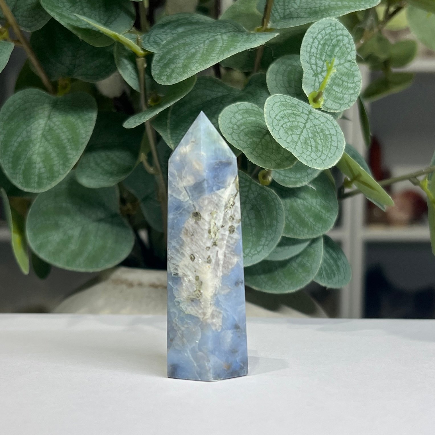 denim lapis tower h 7cm Denim lapis tower H 7cm, soft blue with a white calcite band and pyrite