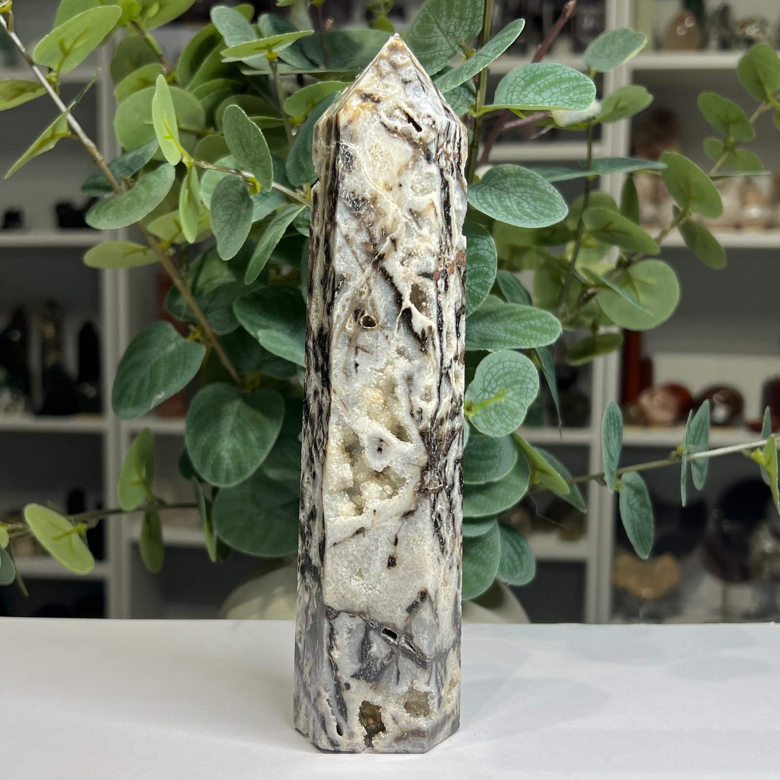 Specularite quartz tower 20cm, white quartz with black specularite blades, front view Specularite quartz tower 20cm, white quartz with black specularite blades, front view