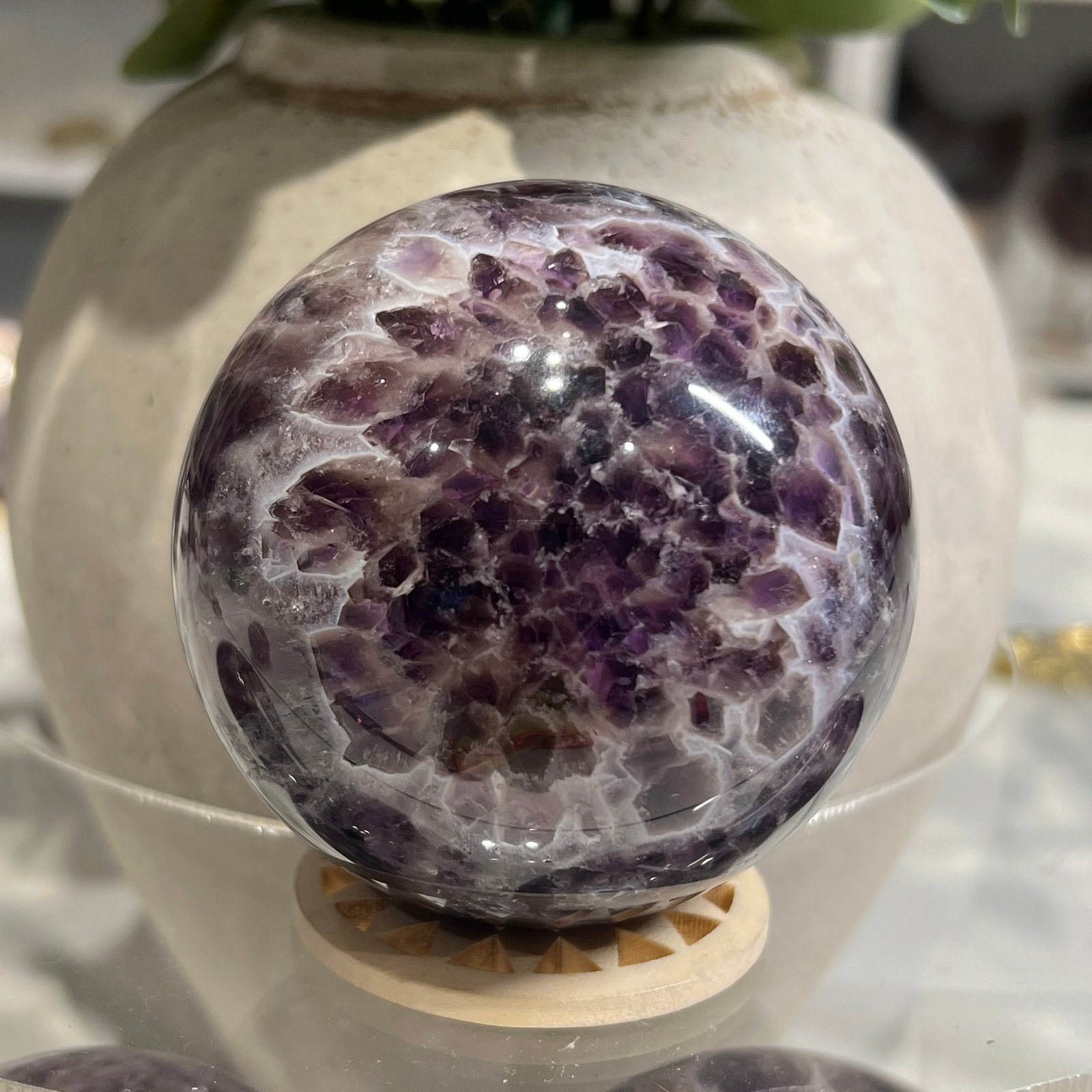 Dream amethyst sphere E 73mm with dense violet honeycomb pattern Dream amethyst sphere E 73mm with dense violet honeycomb pattern