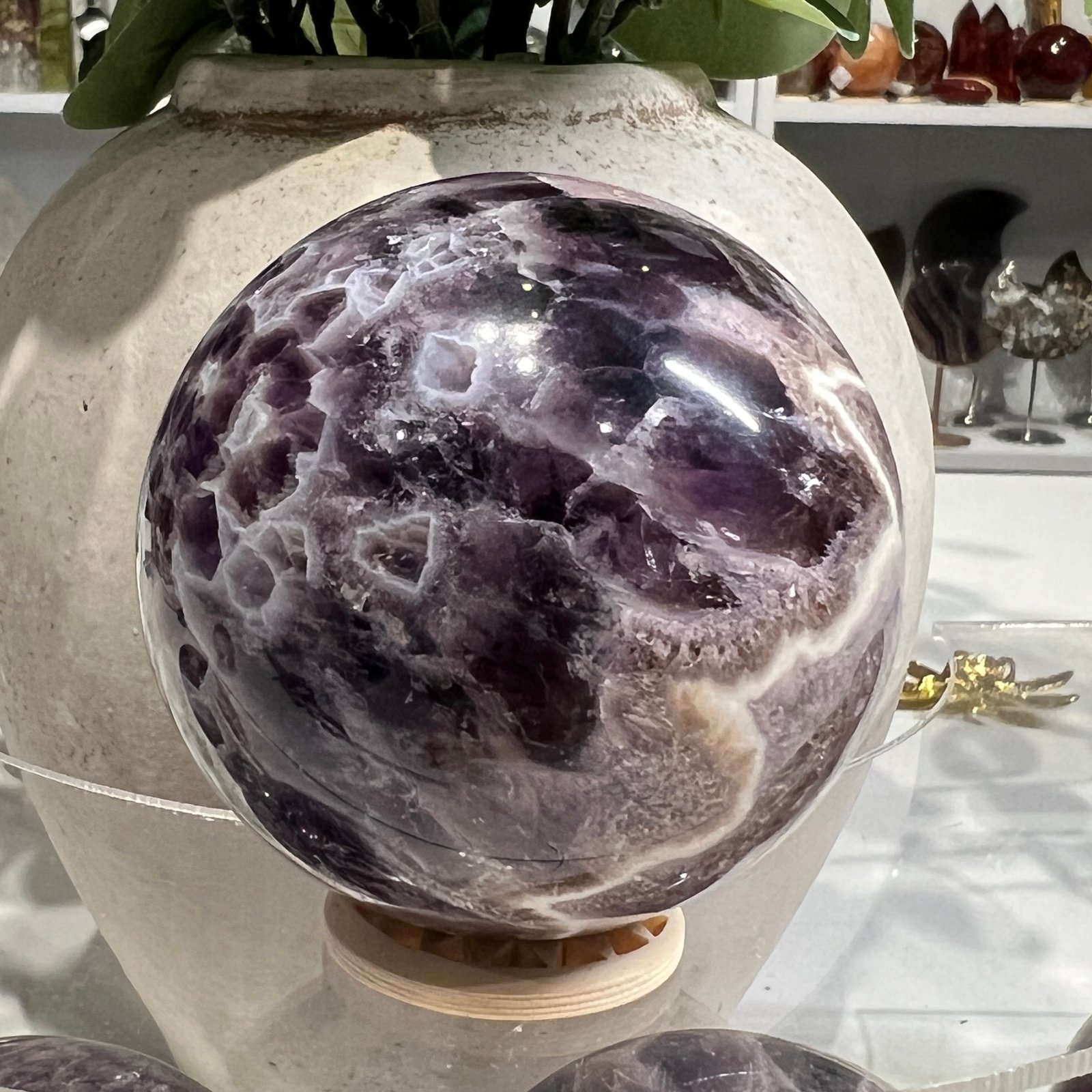 Dream amethyst sphere F 69mm with white chevrons Dream amethyst sphere F 69mm with white chevrons