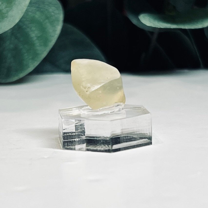 Libyan Desert Glass A 3g smooth pale gold piece on clear stand