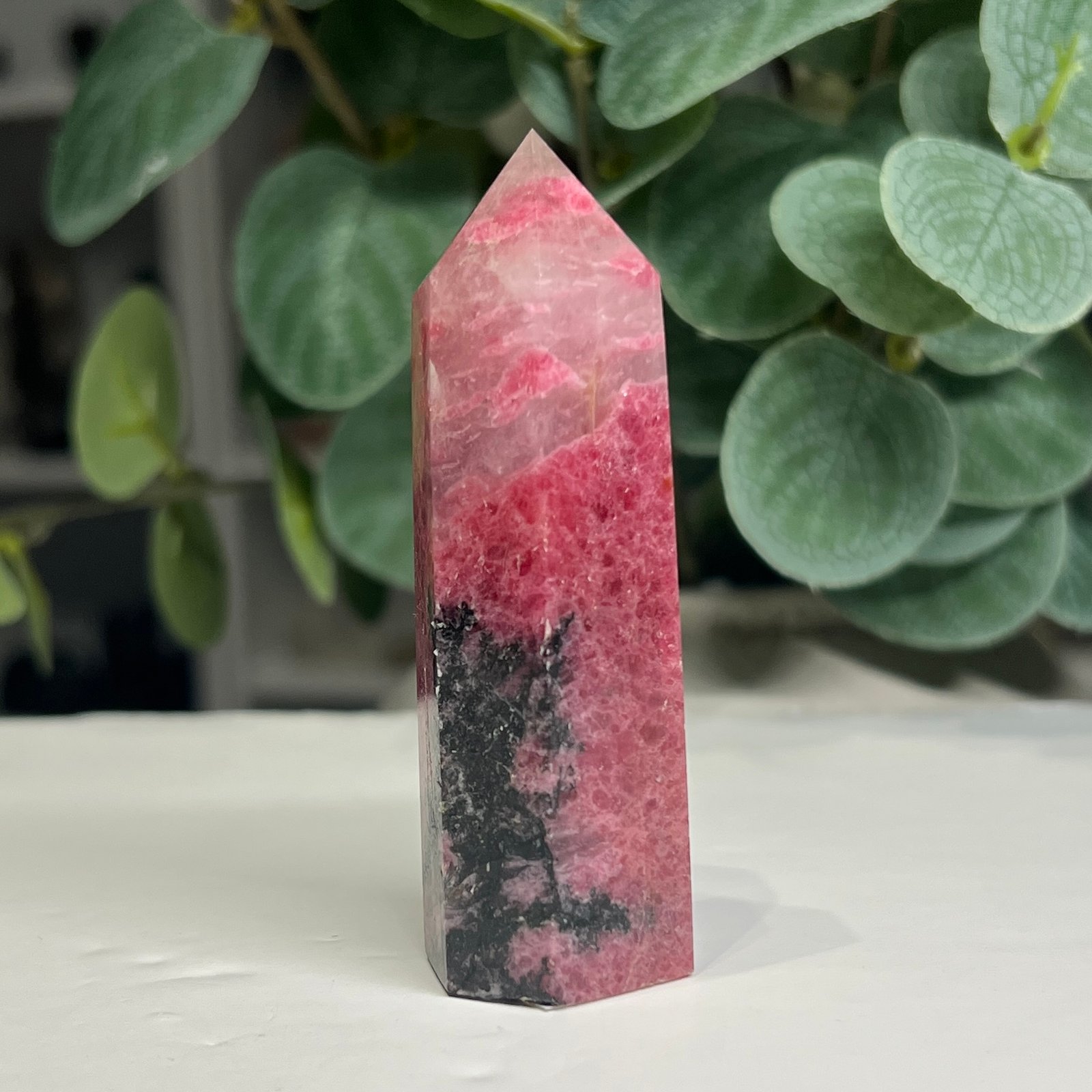 rhodonite tower b 8cm Rhodonite tower B 8cm, rose pink rhodonite with a bold black manganese patch