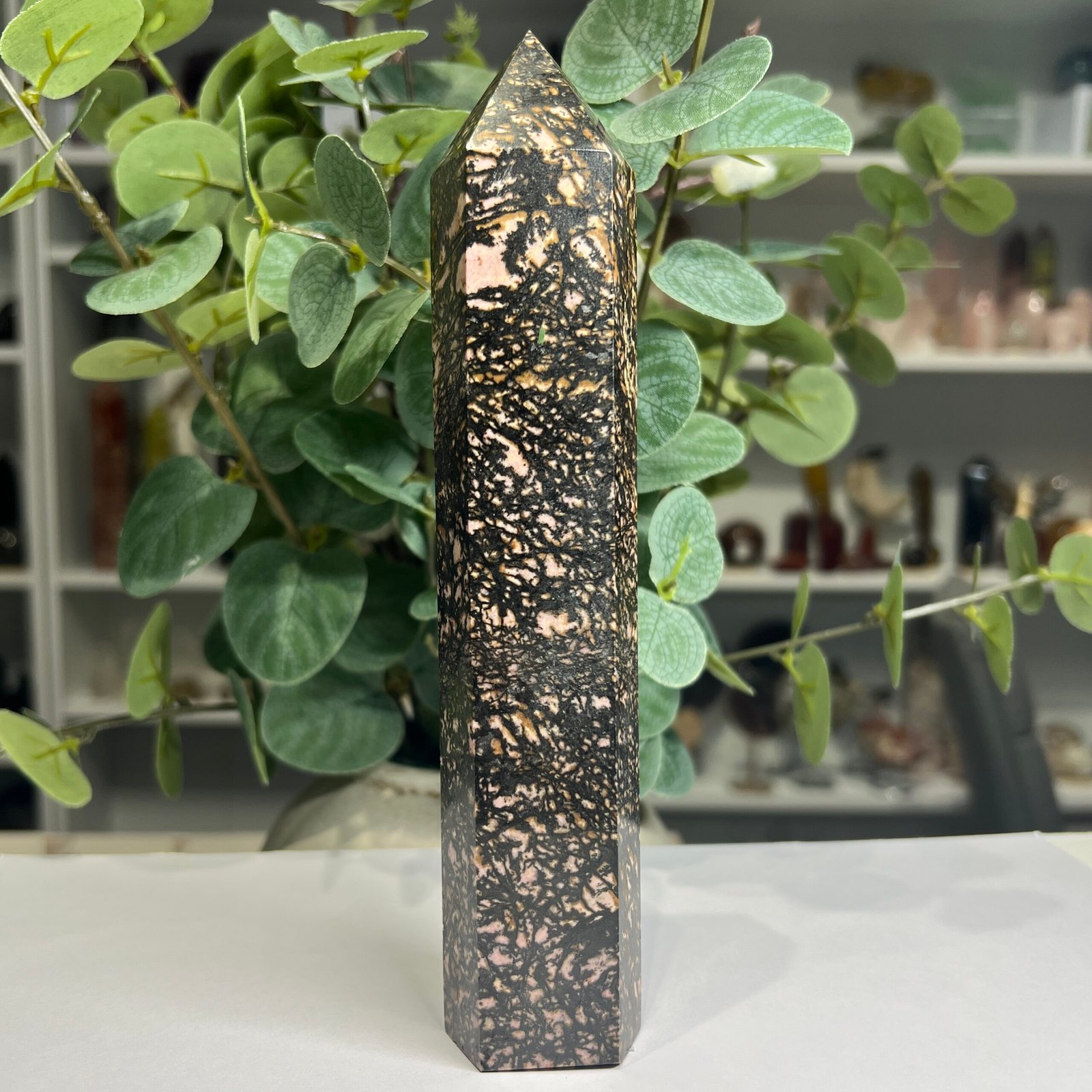 rhodonite tower e 19cm Large rhodonite tower E 19cm, rose pink rhodonite in dense black dendrite pattern